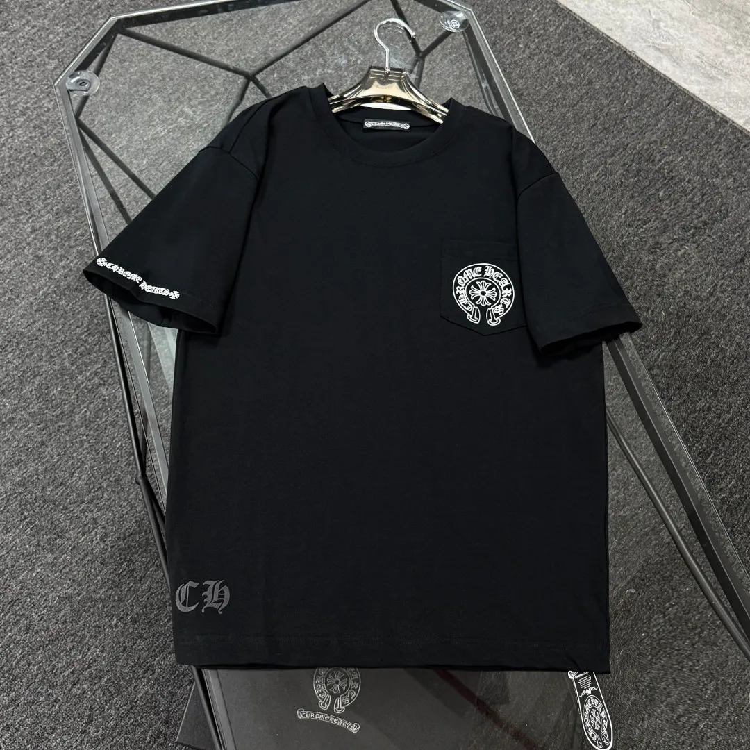 P170 Chrome Hearts Chrome Hearts 25 high-end versions. The fabric is made of 300 grams of high-density pure cotton. It does not deform or shrink. It has three labels. It is the same style for men and women. Technology: Digital printing. Color: White. Black. SIZE: S-XL.